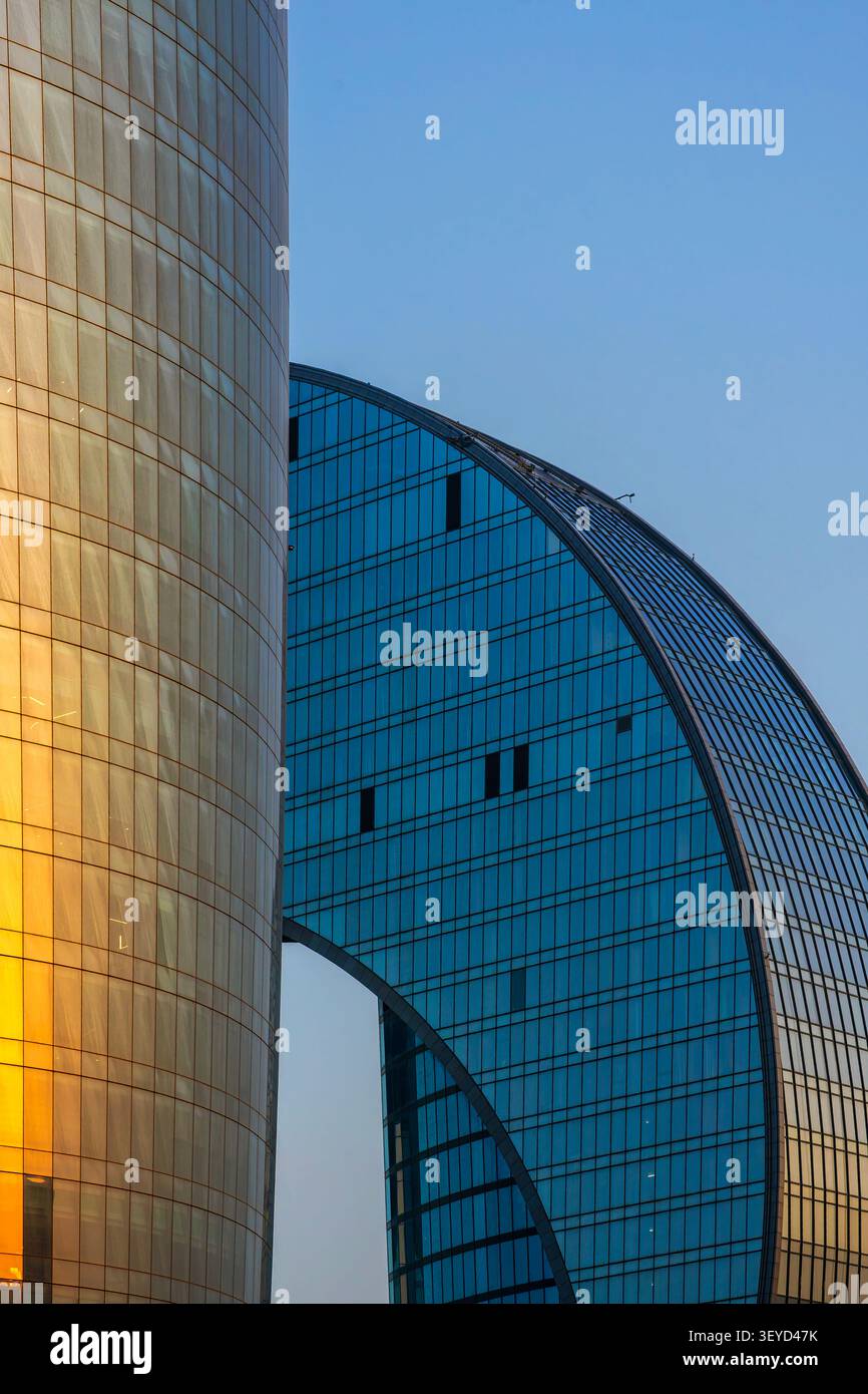 Gros plan sur les façades en verre incurvées de la Tour 2 de Port Baku avec le reflet doré du coucher du soleil et le Crescent Hotel en forme de croissant. Bakou, Azerbaïdjan. Banque D'Images