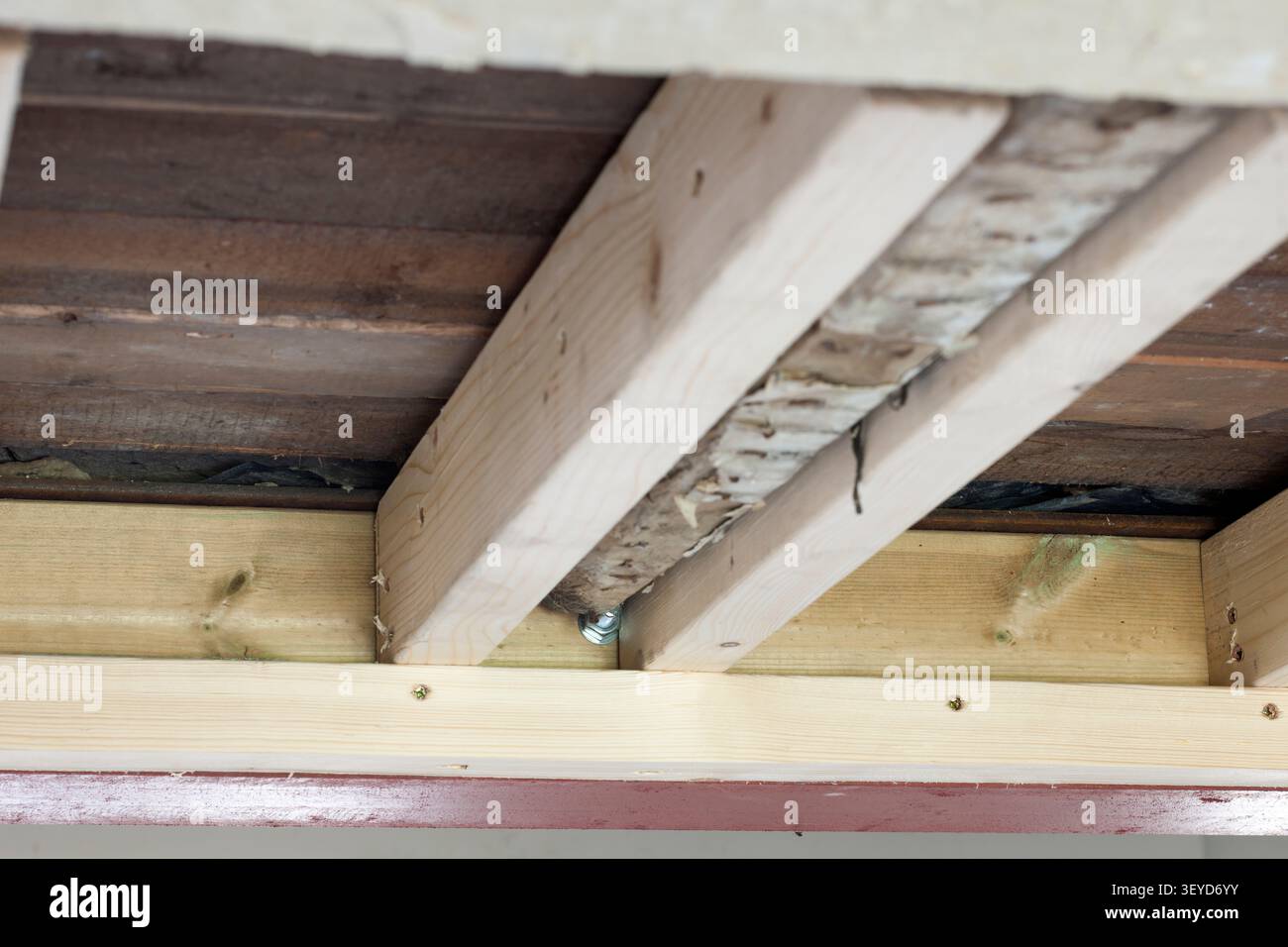 Poutre en chêne ancienne dans un cottage de 300 ans renforcée avec des poutres en bois de 4*2 pouces, jumelées, puis supportées sur une poutre en acier RSJ, pour le soutien du plancher de la chambre Banque D'Images