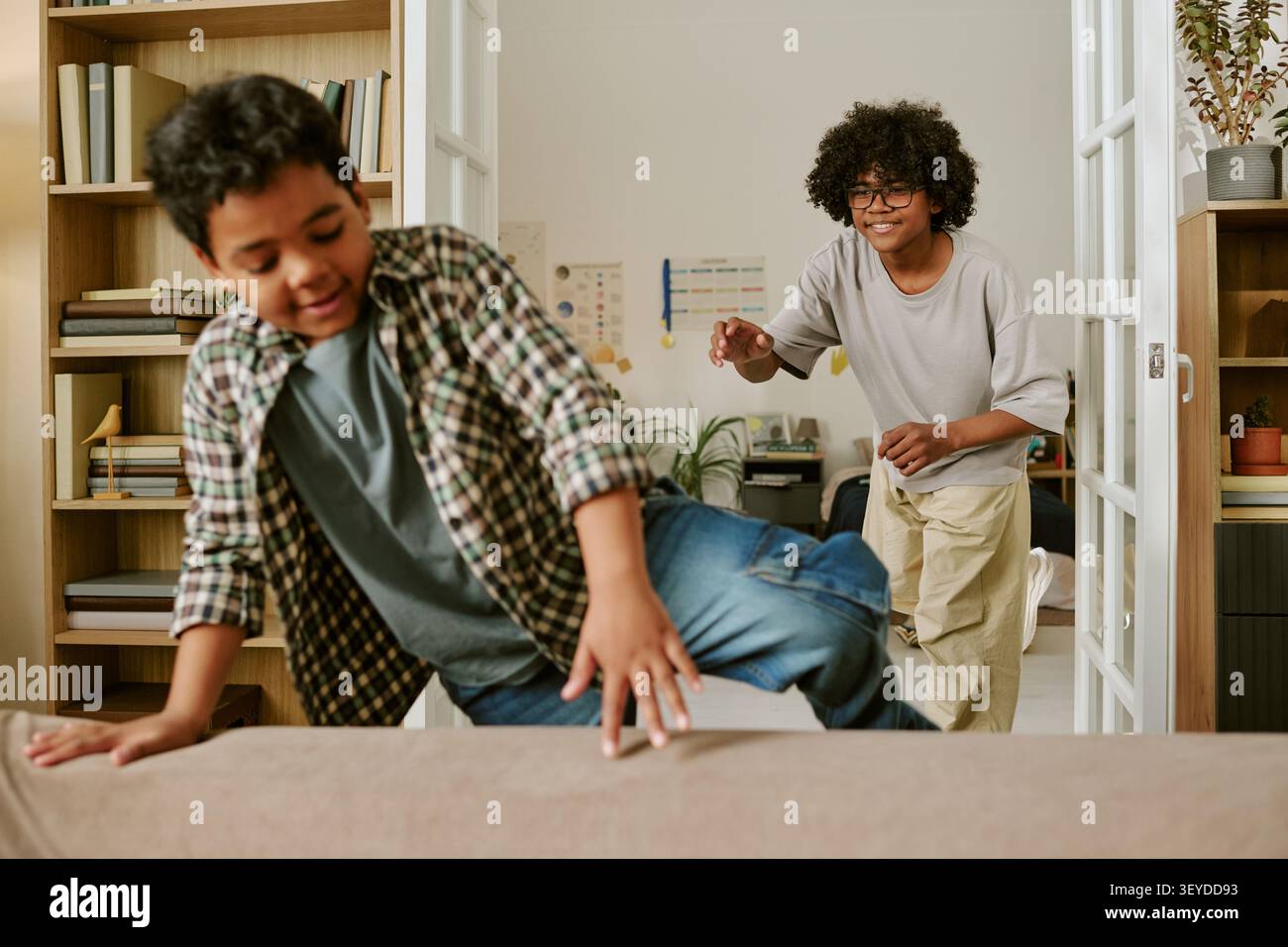 Black Teenager Boys jouant à la maison pendant le temps après l'école Banque D'Images