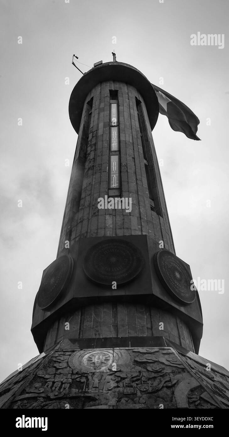 Base de tour de drapeau Cu poumon noir et blanc à faible angle avec drapeau Ha Giang Banque D'Images