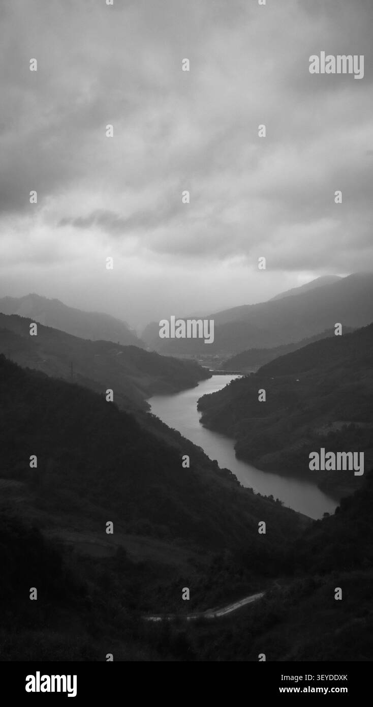 Vue monochrome épique de la rivière Nho que et ma Pi Leng Canyon Ha Giang Vietnam Banque D'Images