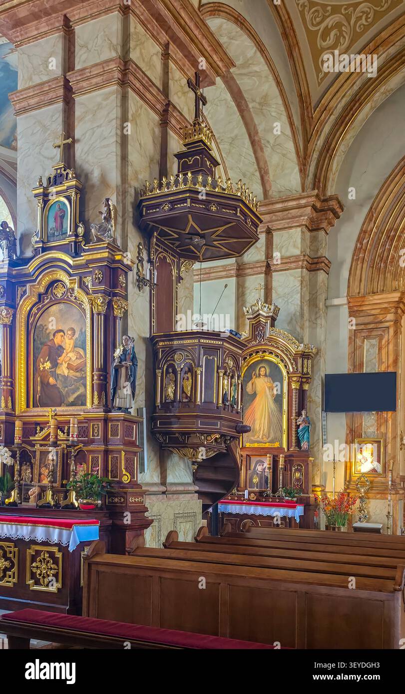 Chaire historique en bois à l'intérieur de la Basilique de la présentation de la Bienheureuse Vierge Marie à Wadowice, Pologne, avec un intérieur baroque richement décoré Banque D'Images
