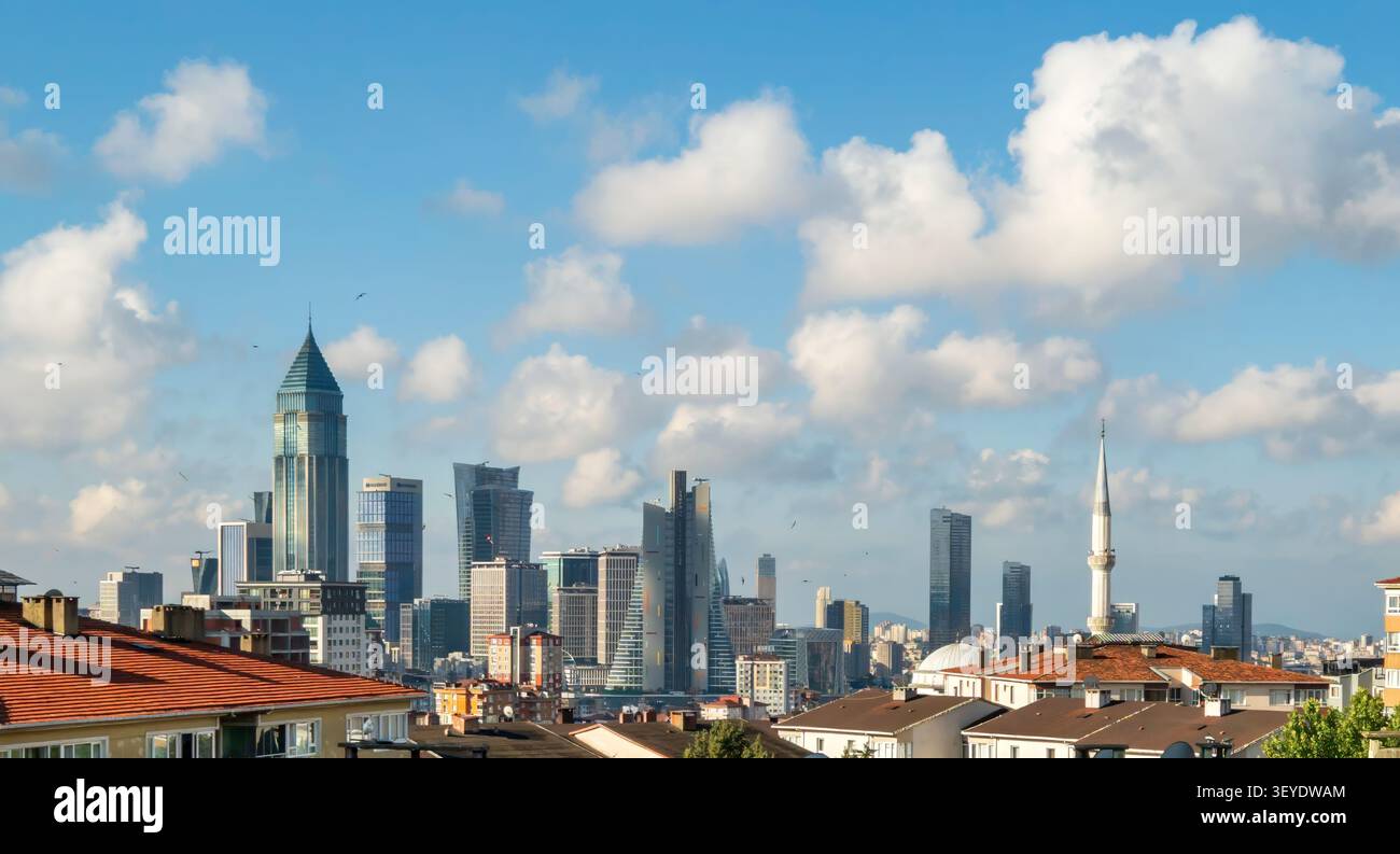 Là où la tradition rencontre la finance : le centre financier d'Istanbul Skyline en Turquie Banque D'Images