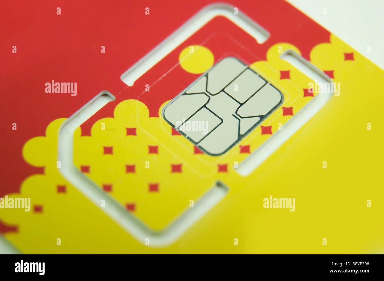 Macro photo de la carte SIM GSM sur fond blanc Banque D'Images
