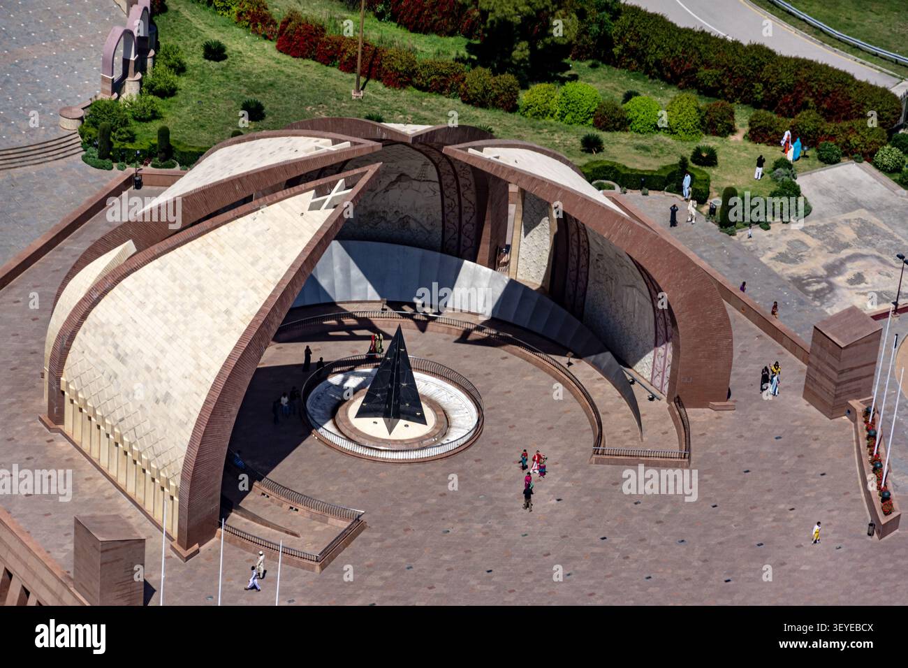Vue aérienne du Pakistan Monument Museum, avec sa structure emblématique en granit en forme de pétales et sa place pavée environnante, située à Islamabad, est Banque D'Images