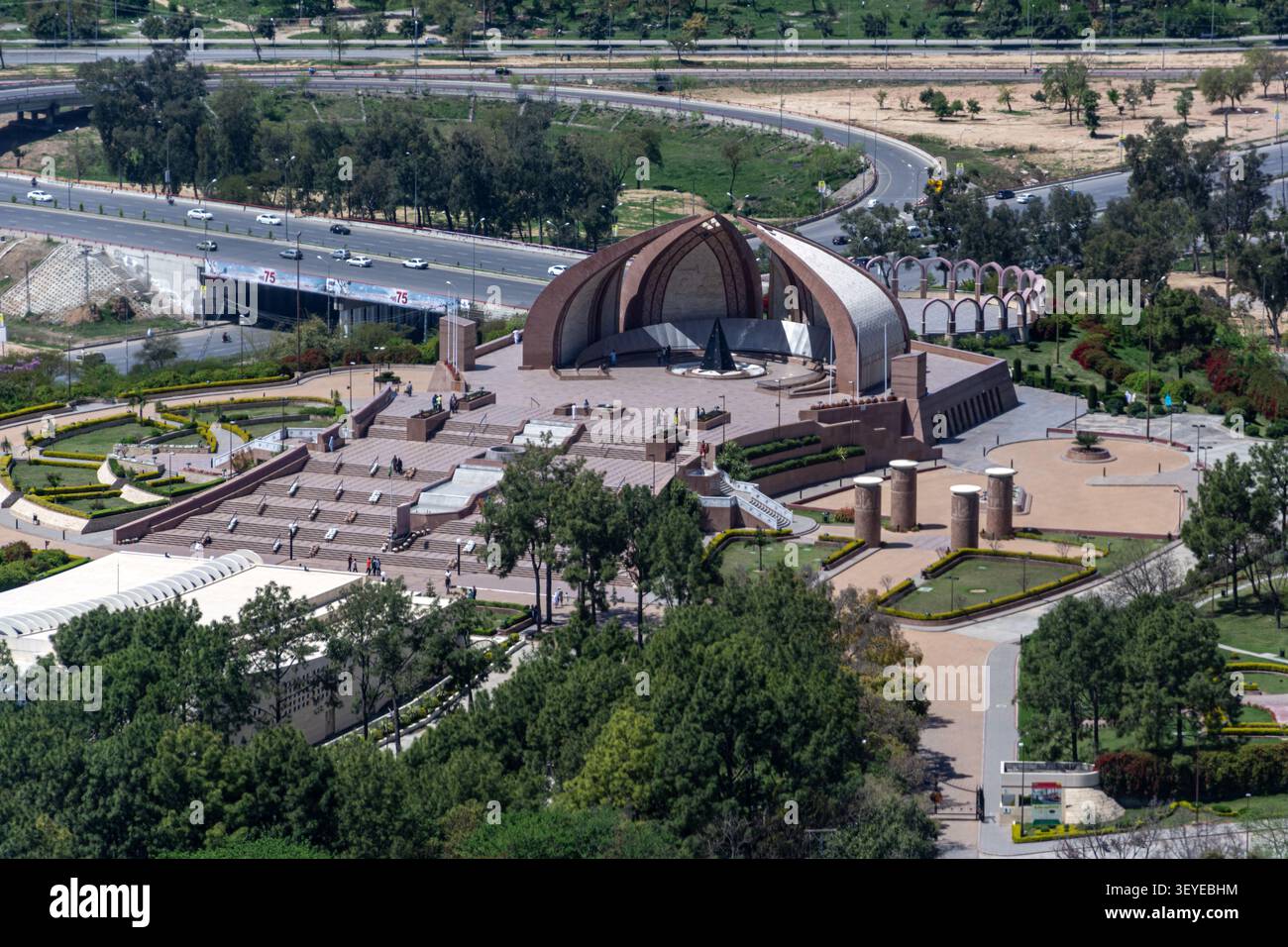 Vue aérienne du Pakistan Monument Museum avec sa structure en pierre en forme de pétales distinctive, ses jardins paysagers et ses allées pavées à Islamaba Banque D'Images