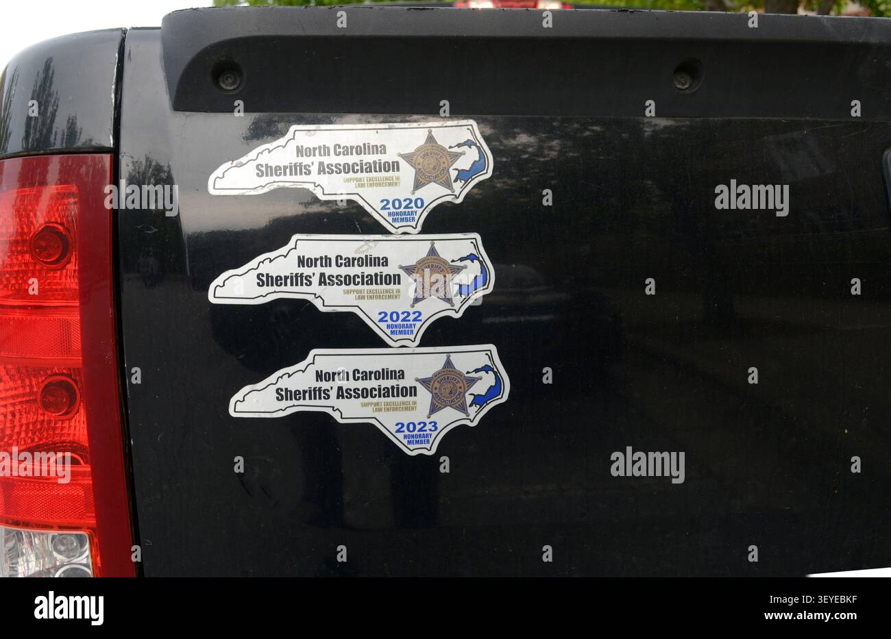 Autocollants sur le dos d'un membre de l'Association des shérifs de Caroline du Nord et supporter stationné à Asheville. Banque D'Images