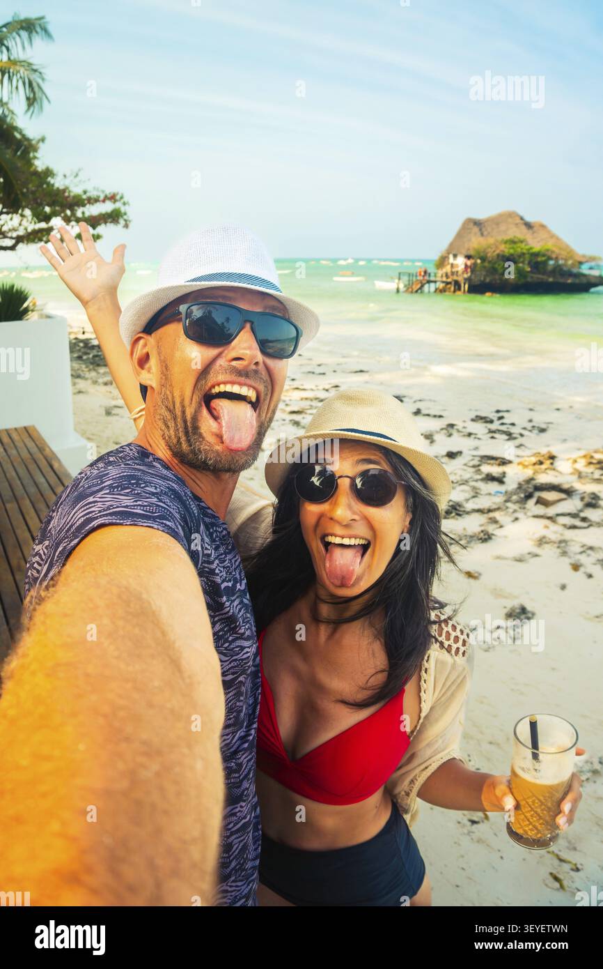 Couple ludique prenant selfie de plage drôle à Zanzibar Tanzanie, vacances tropicales, style de vie de voyage insouciant, côte de l'océan Indien, vacances joyeuses Mo Banque D'Images
