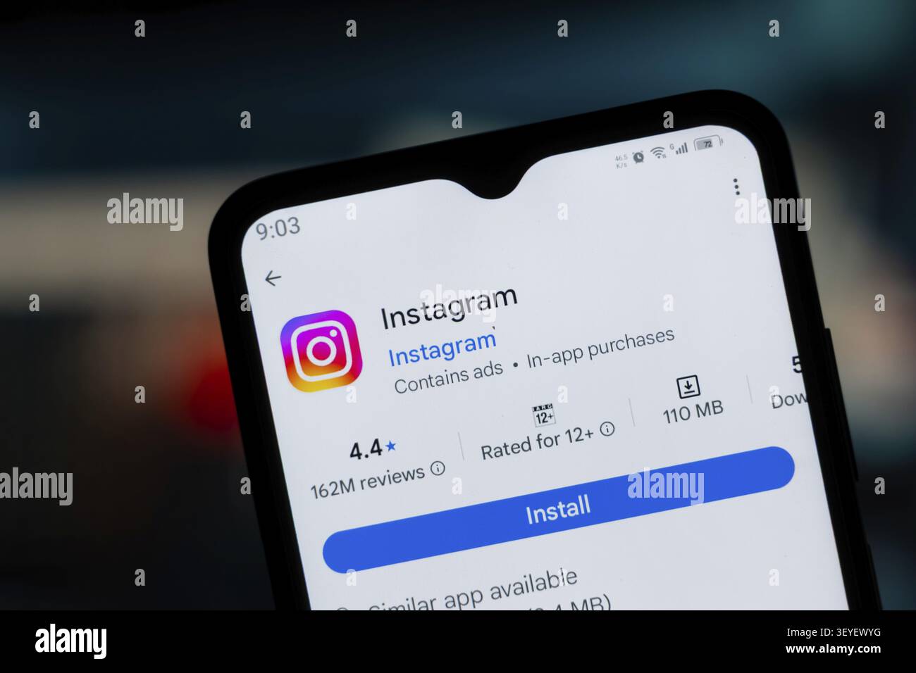 Dhaka, Bangladesh - 29 avril 2026 : page d'application Instagram sur Google Play Store sur un écran de smartphone Banque D'Images