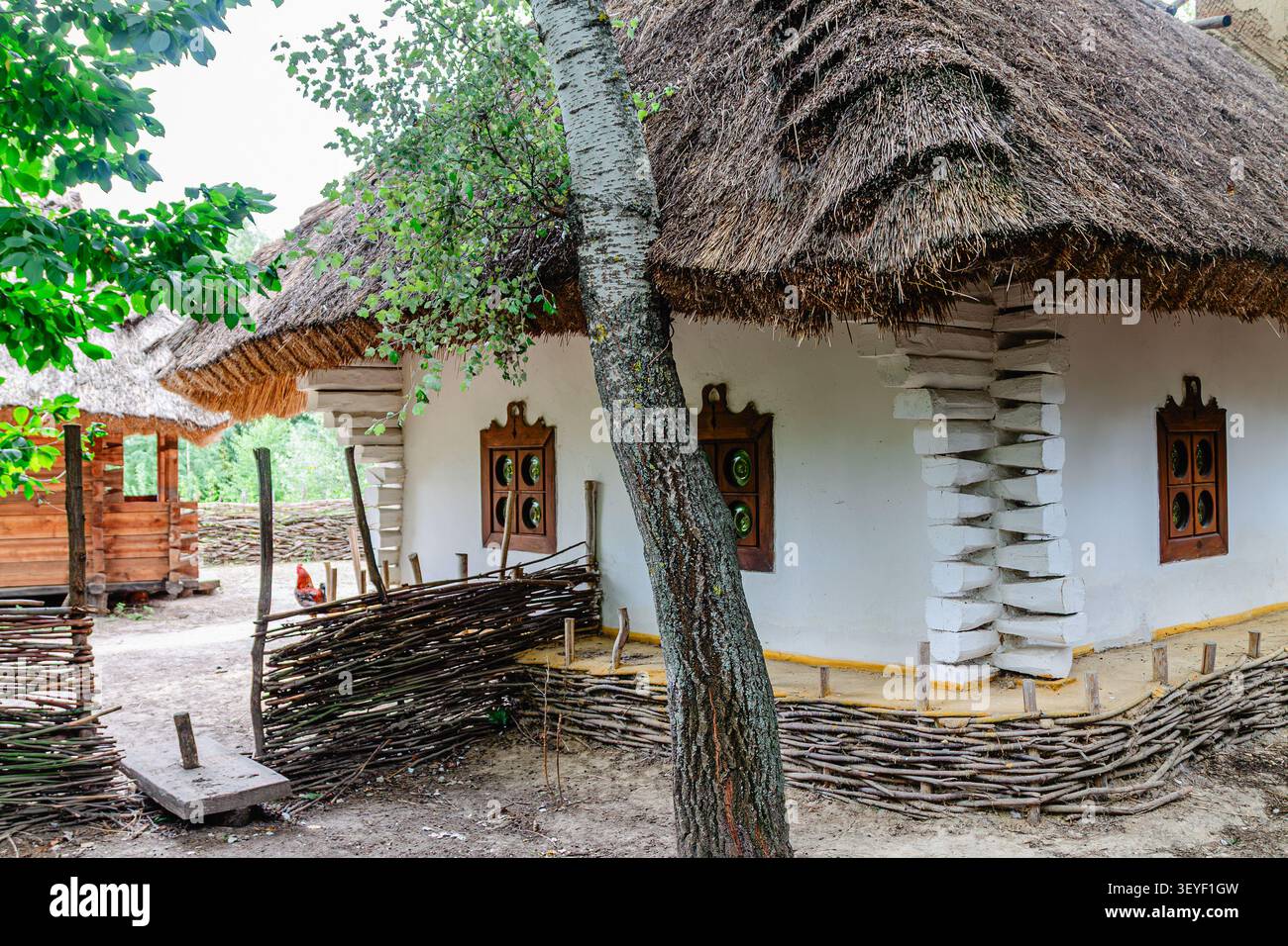 Maison ukrainienne traditionnelle au musée en plein air près de Kiev Banque D'Images