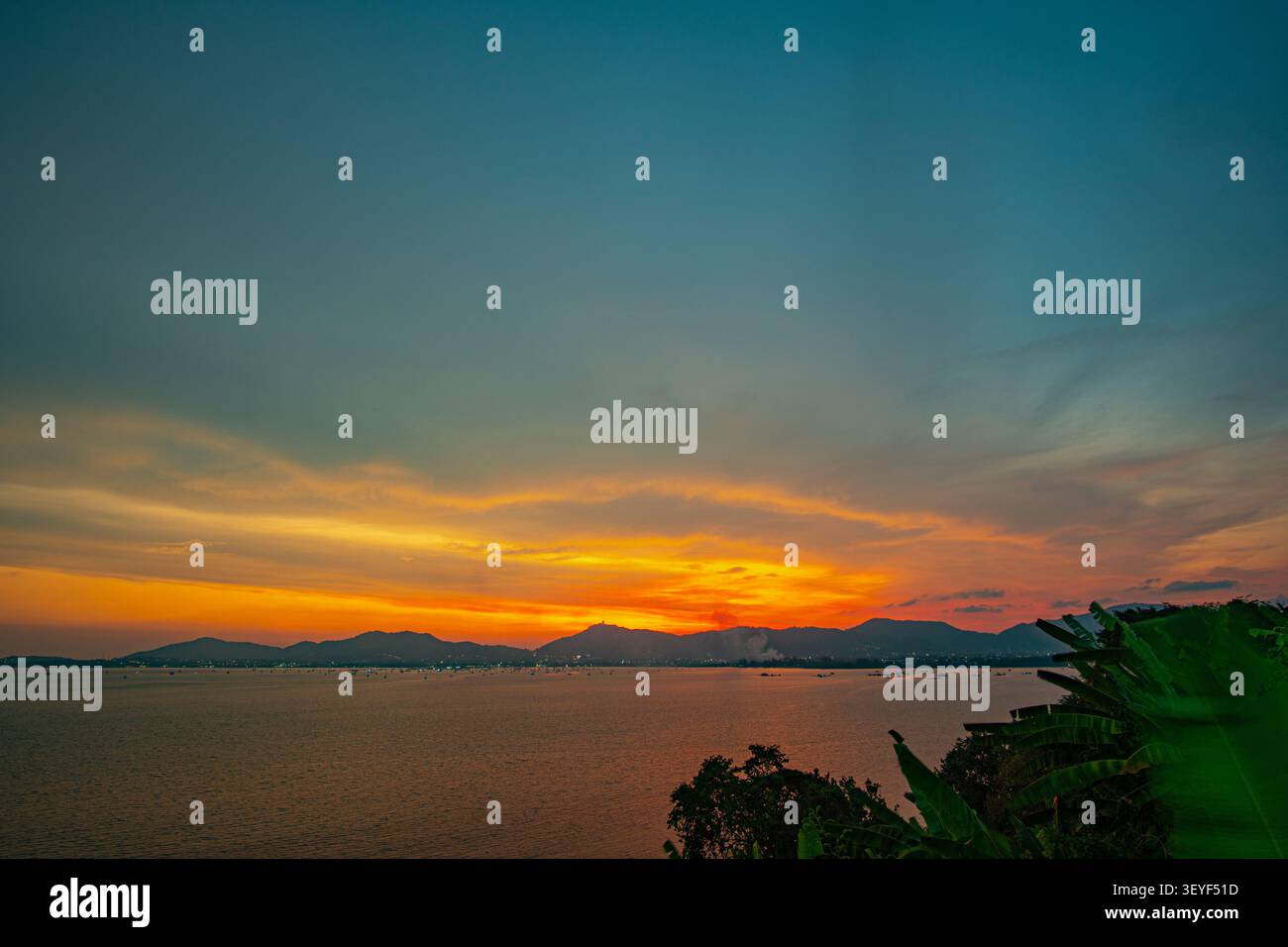 Les nuages moelleux obscurcissent le magnifique ciel alors que le soleil se couche sur la mer. fond de nuages doux et moelleux. incroyable les nuages doux ont déplacé les formes dedans Banque D'Images