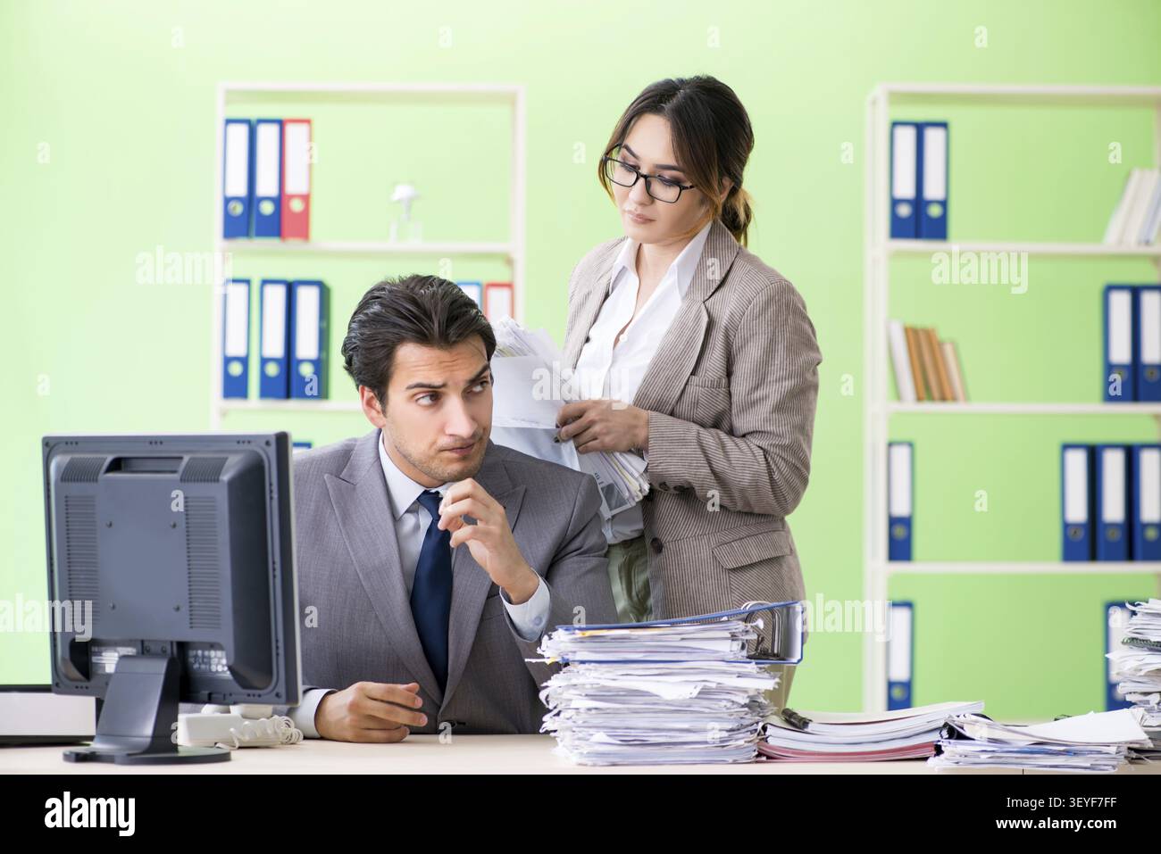 Homme employé souffrant d'un excès de travail Banque D'Images