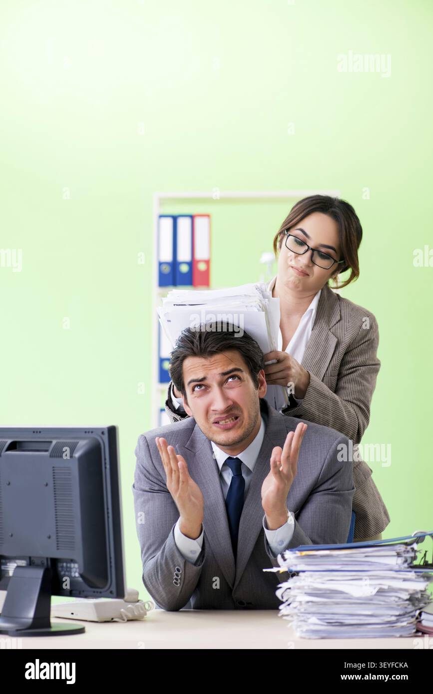 Homme employé souffrant d'un excès de travail Banque D'Images