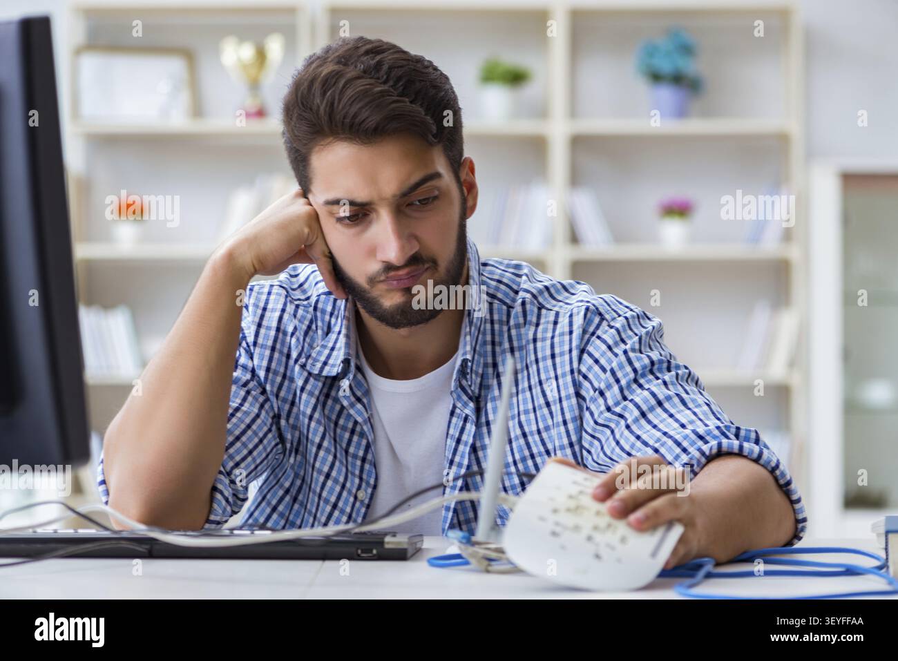 Jeune homme frustré en raison de la faiblesse de la réception internet Banque D'Images