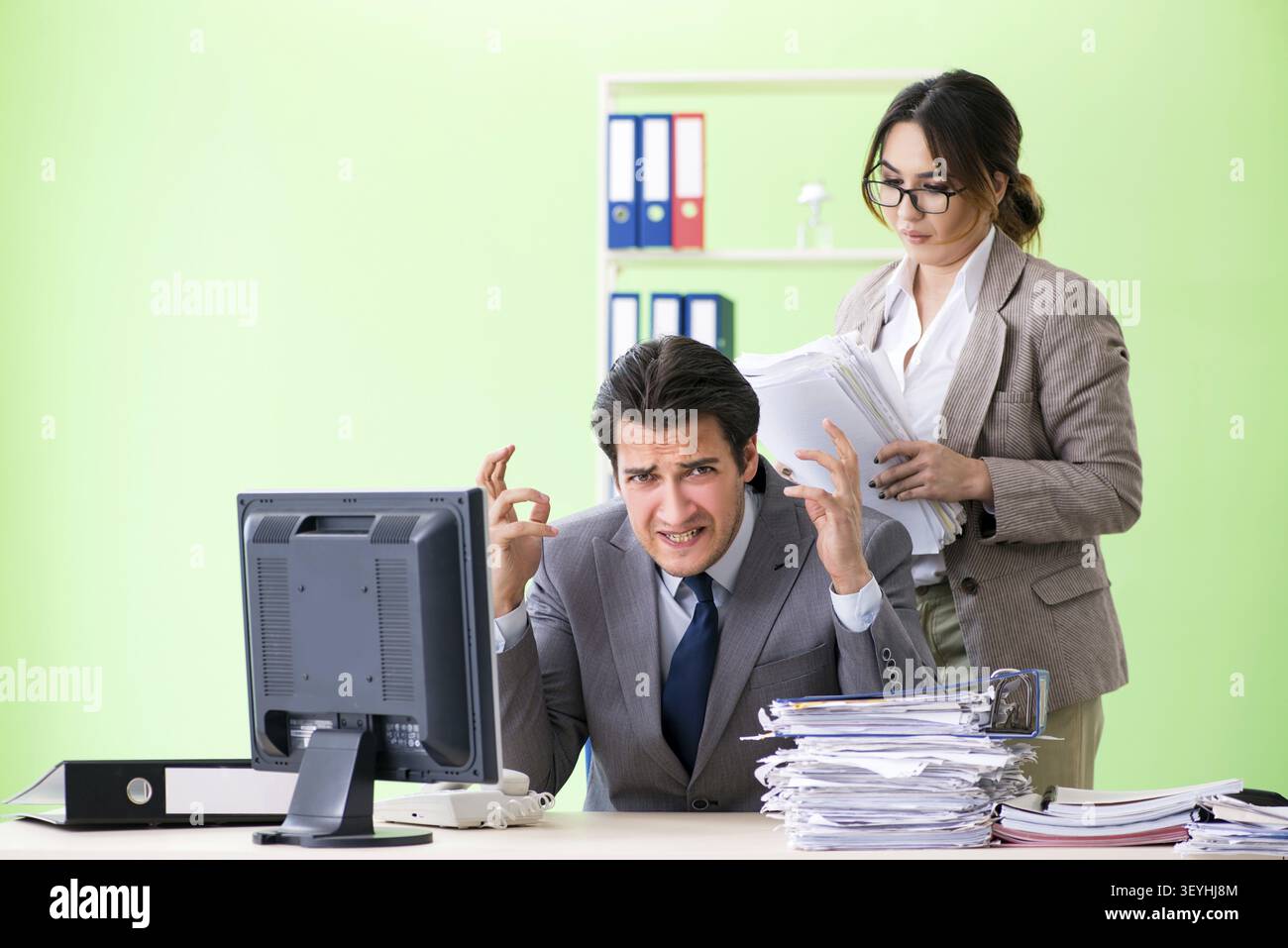 Homme employé souffrant d'un excès de travail Banque D'Images