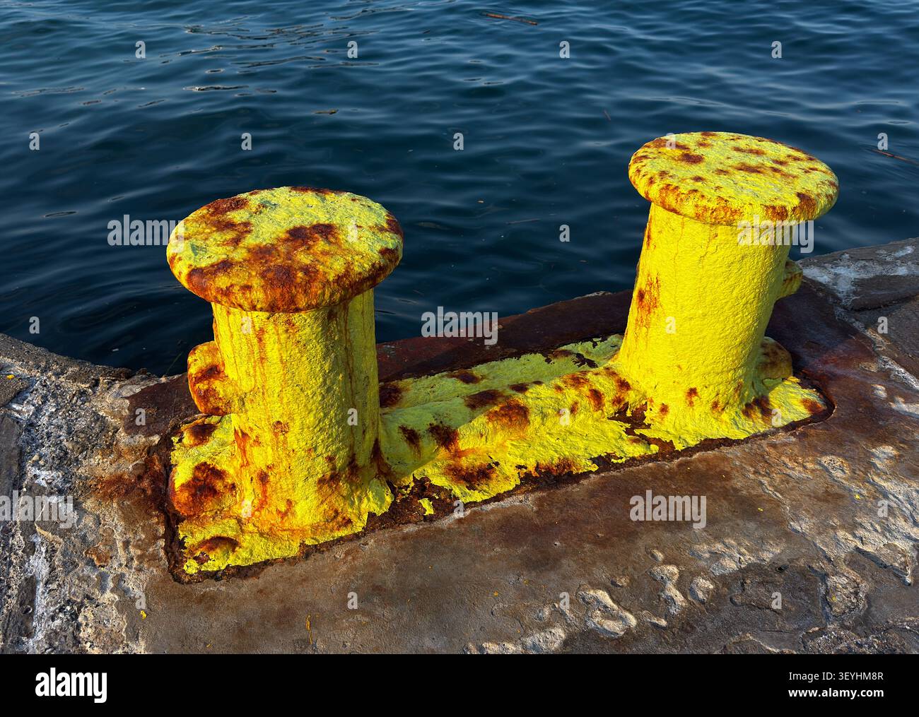 Pavillons de port jaunes sur le quai avec fond de mer bleu, Grèce - Image de stock capturée avec un smartphone