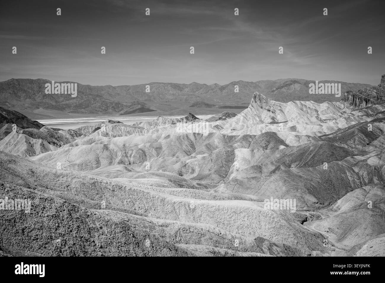 Touristes à Zabriskie point le long de l'autoroute 191. Parc national de la Vallée de la mort, Californie, États-Unis. Image en noir et blanc. Banque D'Images
