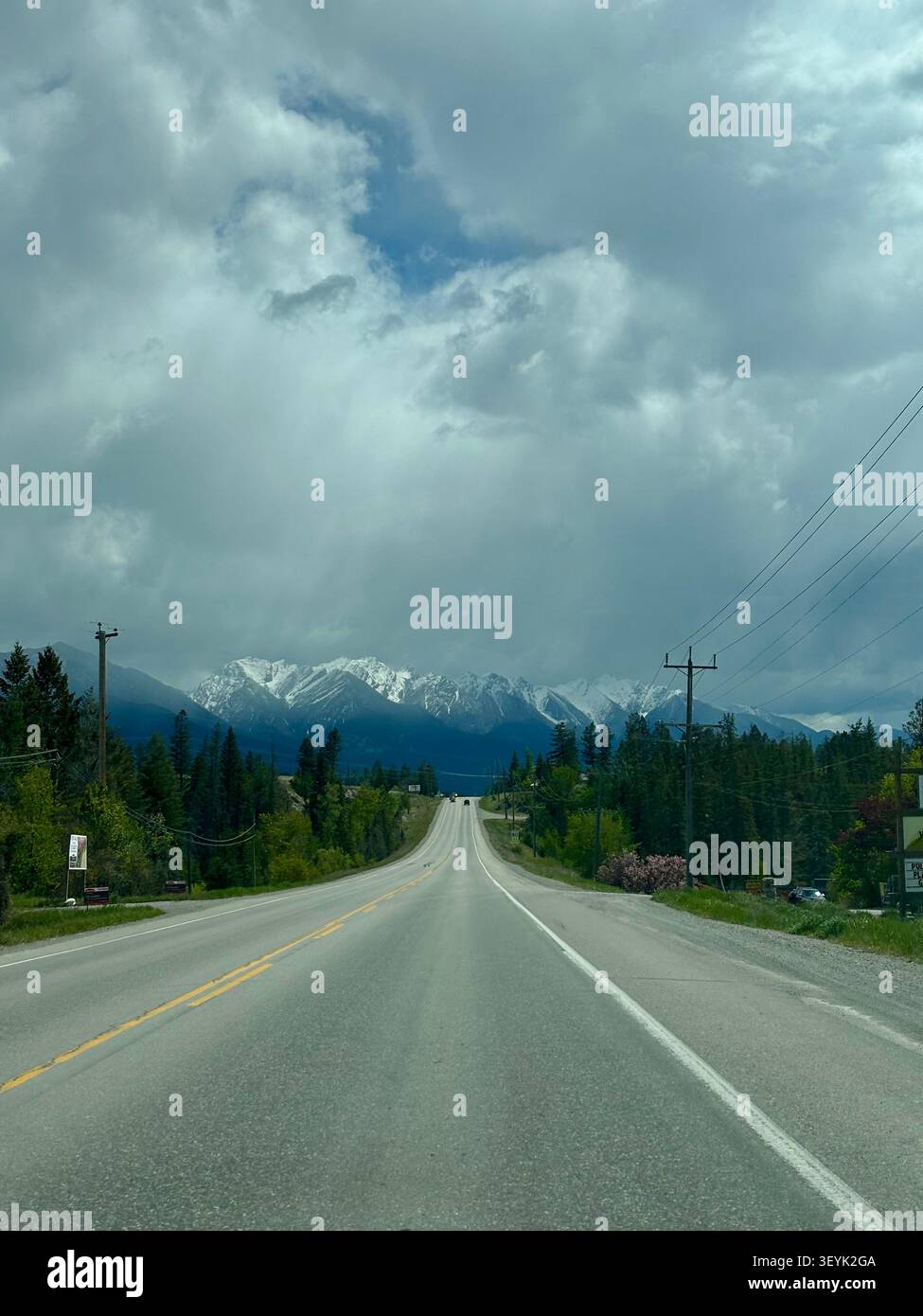 Les sommets accidentés des montagnes Purcell s'élèvent au-dessus de la vallée de la Columbia près d'Invermere, région de Kootenay, Colombie-Britannique, Canada. - Image de stock capturée avec un smartphone