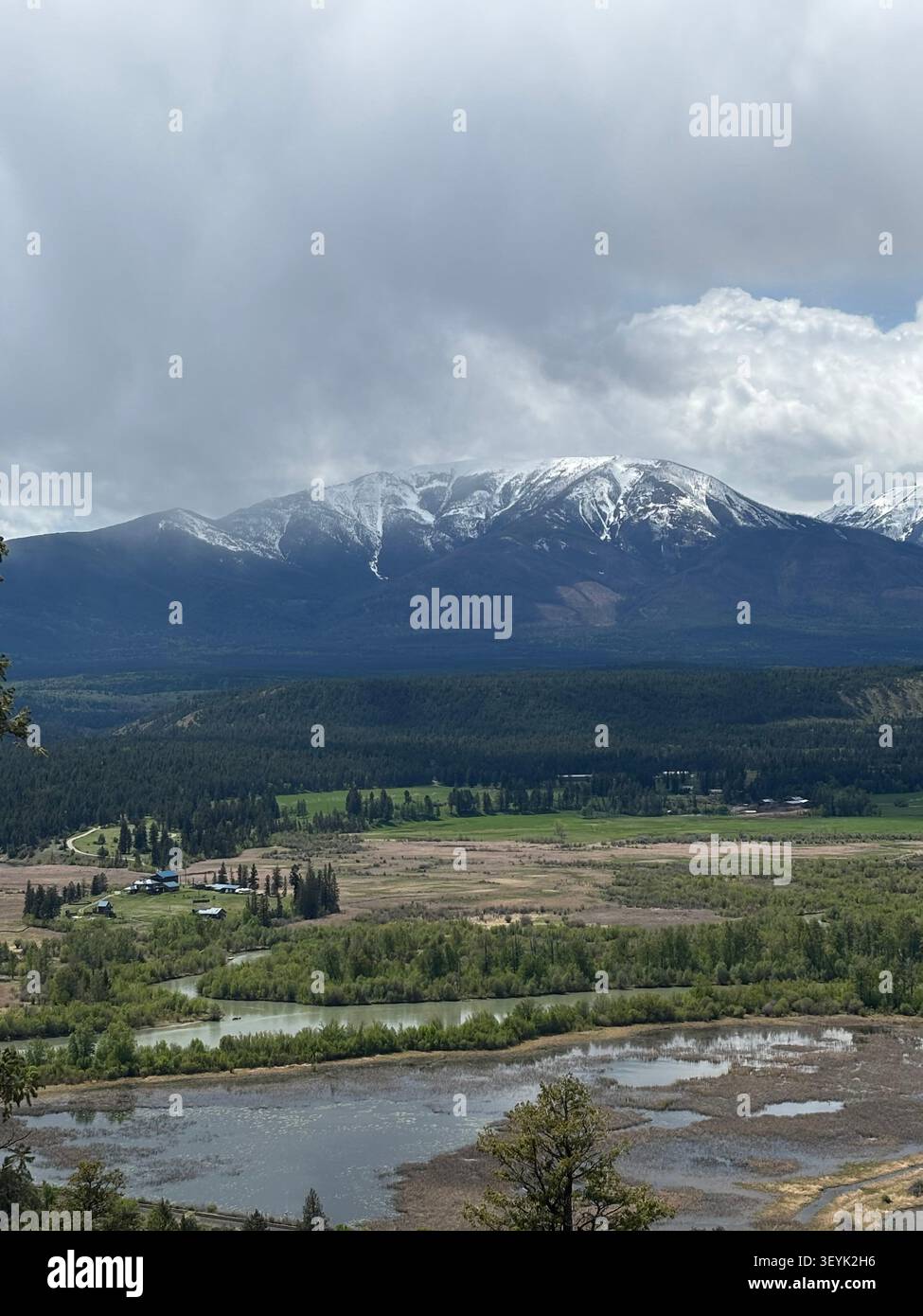 Les sommets accidentés des montagnes Purcell s'élèvent au-dessus de la vallée de la Columbia près d'Invermere, région de Kootenay, Colombie-Britannique, Canada. - Image de stock capturée avec un smartphone