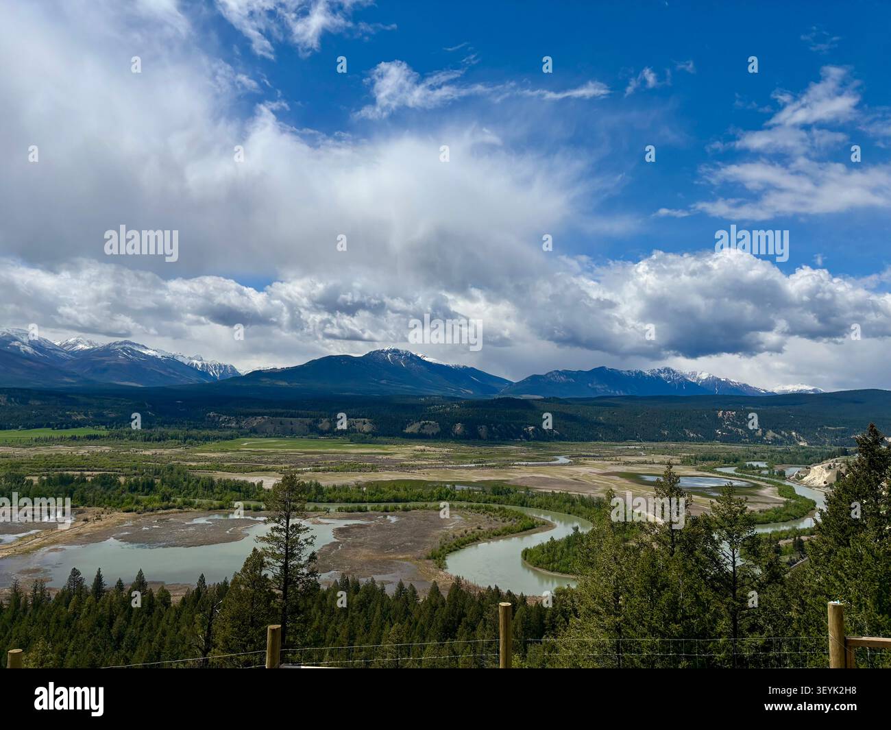Les sommets accidentés des montagnes Purcell s'élèvent au-dessus de la vallée de la Columbia près d'Invermere, région de Kootenay, Colombie-Britannique, Canada. - Image de stock capturée avec un smartphone