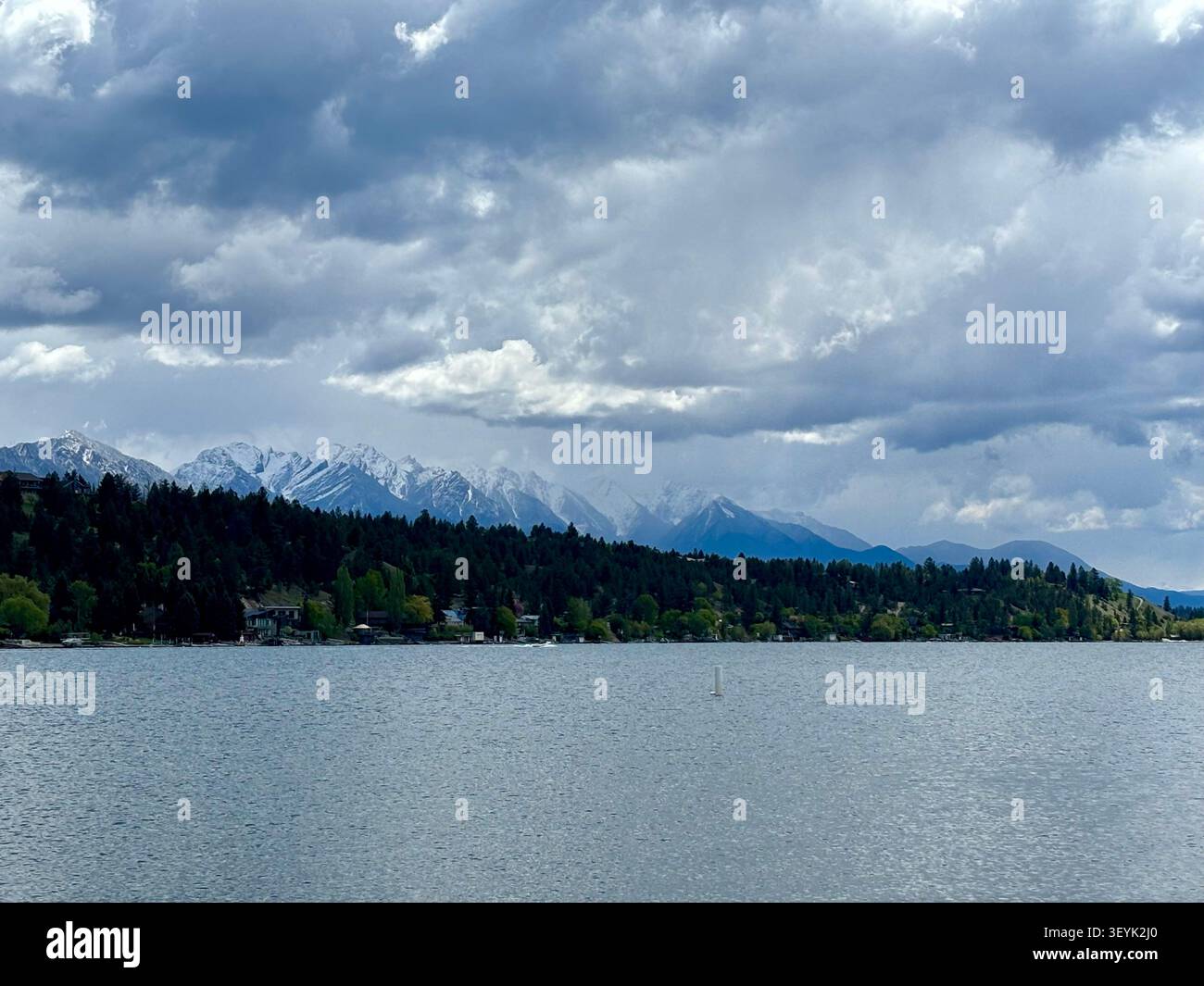 Les sommets accidentés des montagnes Purcell s'élèvent au-dessus de la vallée de la Columbia près d'Invermere, région de Kootenay, Colombie-Britannique, Canada. - Image de stock capturée avec un smartphone