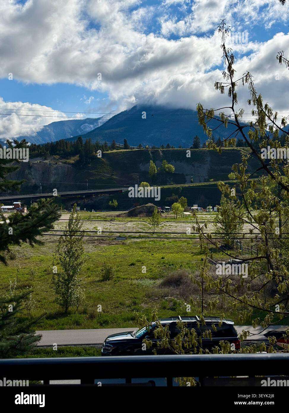 Les sommets accidentés des montagnes Purcell s'élèvent au-dessus de la vallée de la Columbia près d'Invermere, région de Kootenay, Colombie-Britannique, Canada. - Image de stock capturée avec un smartphone