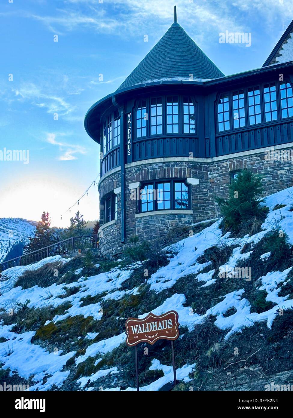 Waldhaus, un restaurant de style alpin au Fairmont Banff Springs Hotel, Parc national de Banff, Alberta, Canada. - Image de stock capturée avec un smartphone