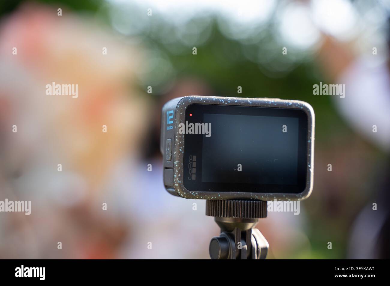 Gros plan de la caméra d'action GoPro Hero 12 Black sur le support. Toronto, Canada - 29 juin 2026. Banque D'Images