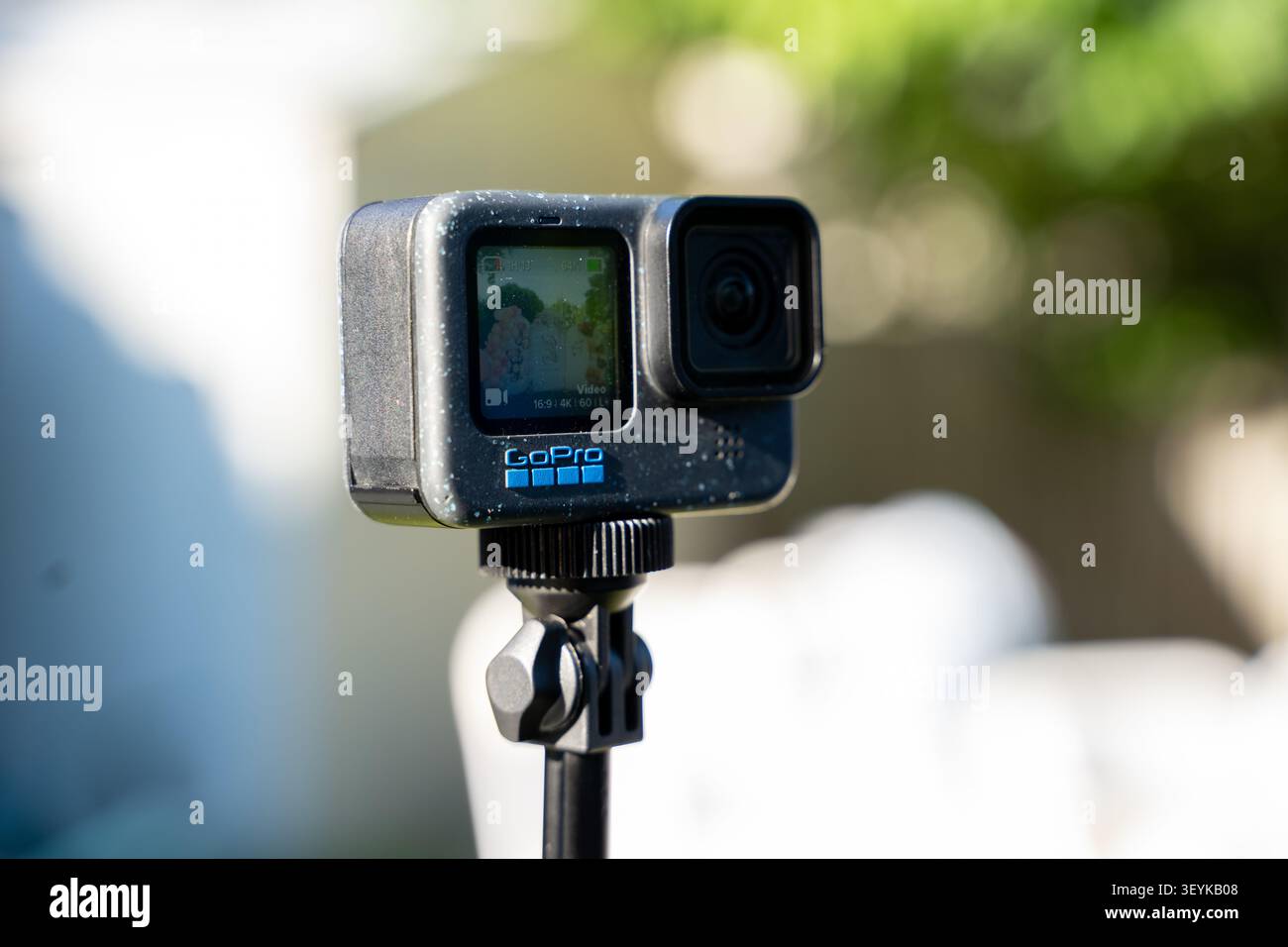Gros plan de la caméra d'action GoPro Hero 12 Black sur le support. Toronto, Canada - 29 juin 2026. Banque D'Images