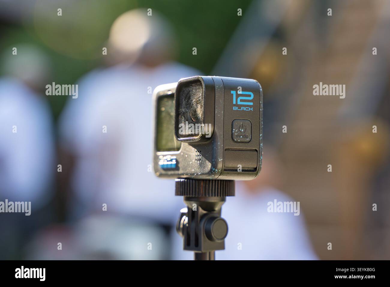 Gros plan de la caméra d'action GoPro Hero 12 Black sur le support. Toronto, Canada - 29 juin 2026. Banque D'Images