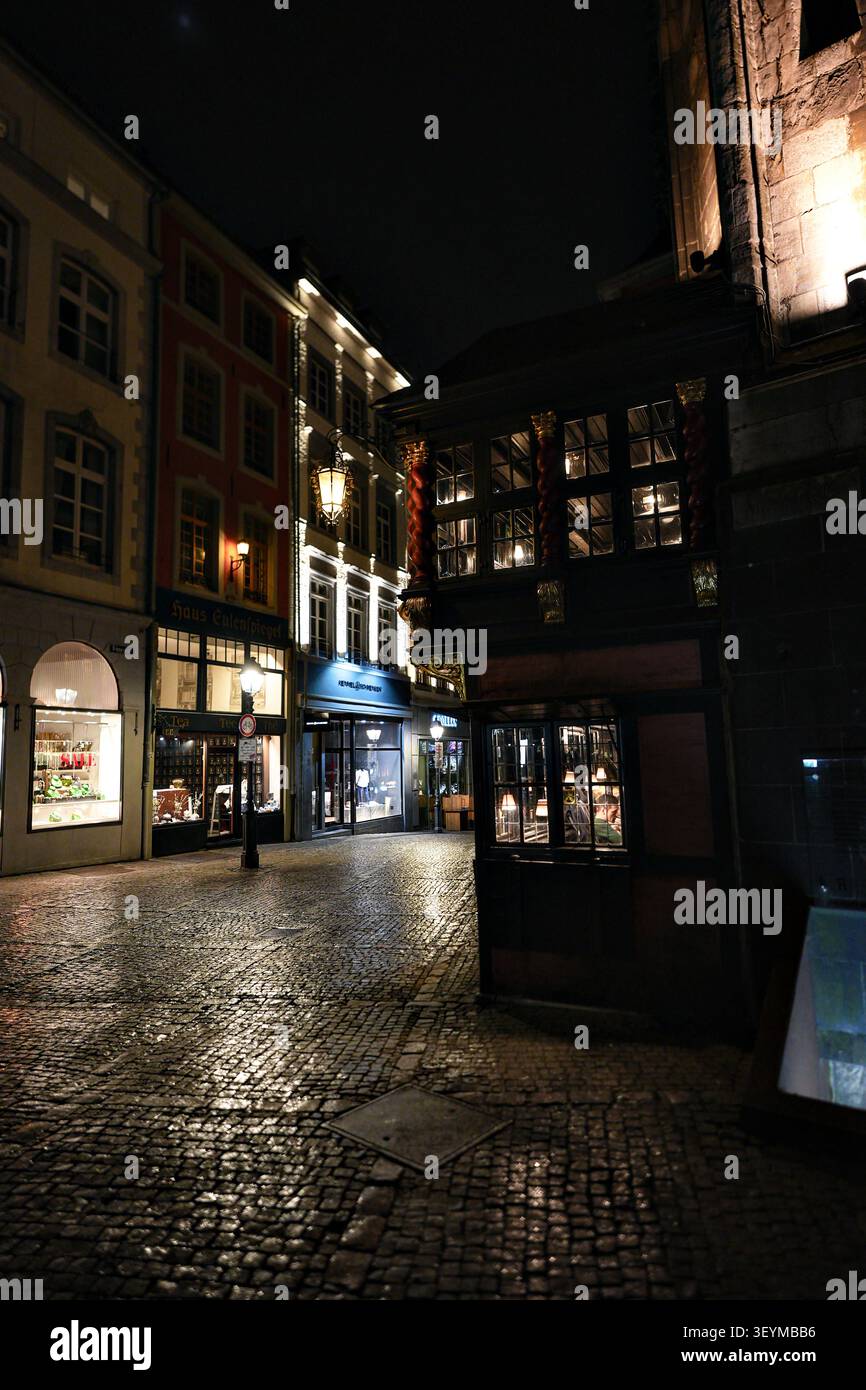 Vitrine de magasin illuminée sur la rue à Aix-la-Chapelle Allemagne 10 février 2025 Banque D'Images