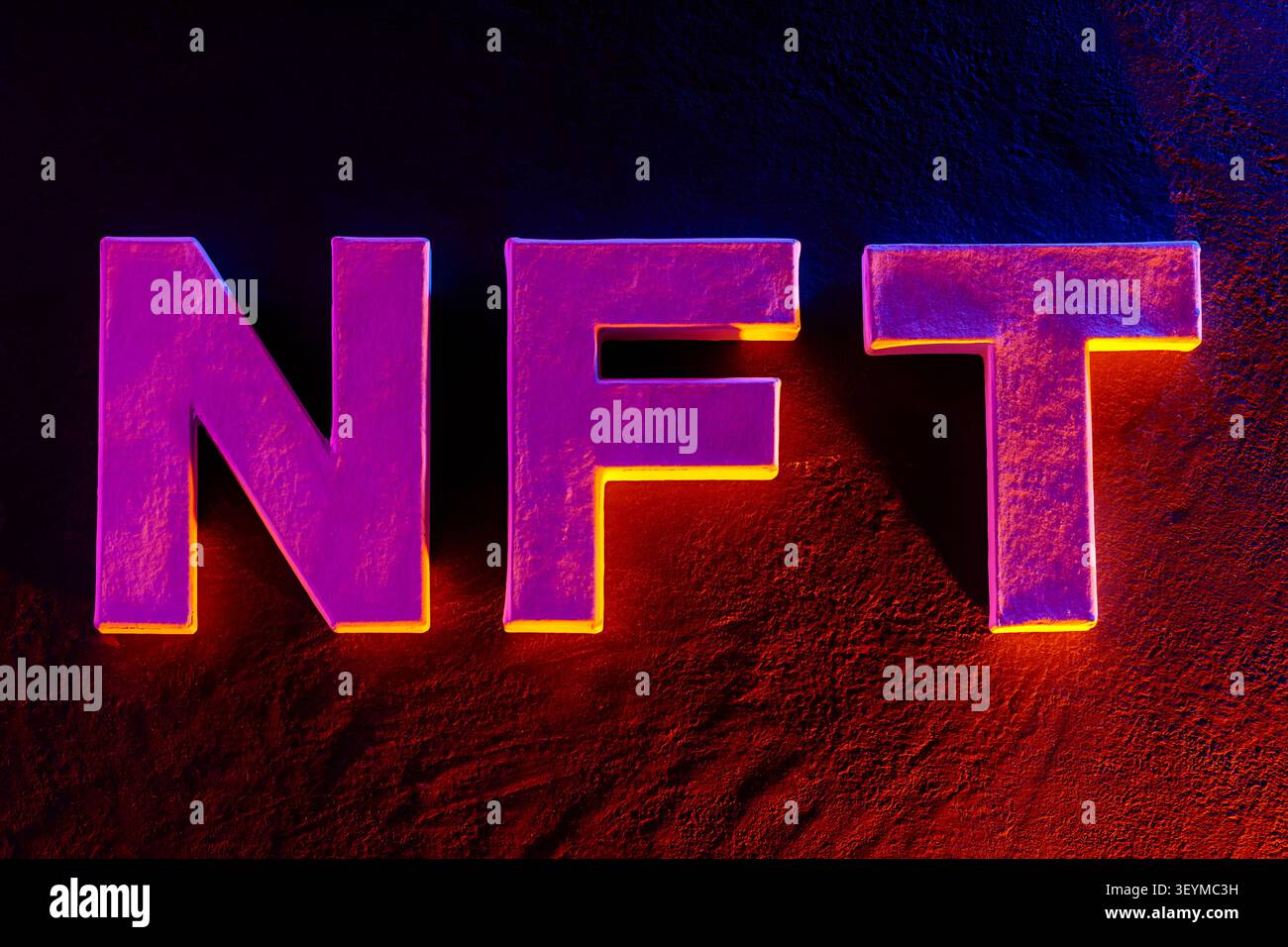 Texte NFT audacieux avec effet lumineux de néon vibrant sur fond sombre pour le concept de crypto Banque D'Images