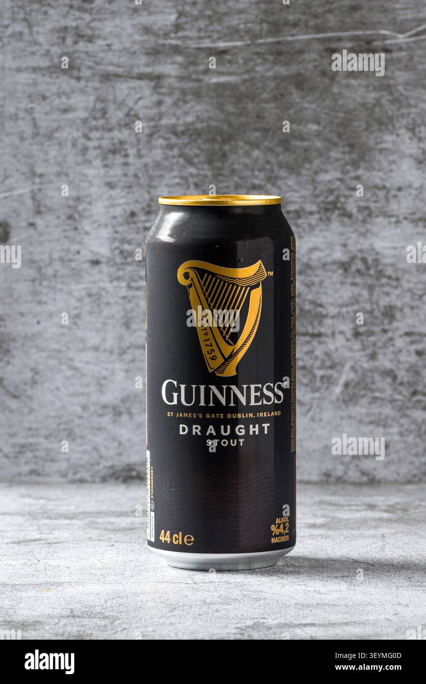 Antalya, Turquie - 4 juillet 2026 : Guinness Draught Stout bière sur fond gris de studio Banque D'Images