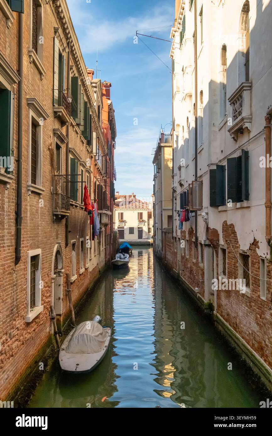 Titre : canal étroit entre bâtiments résidentiels historiques, Venise, Italie Banque D'Images