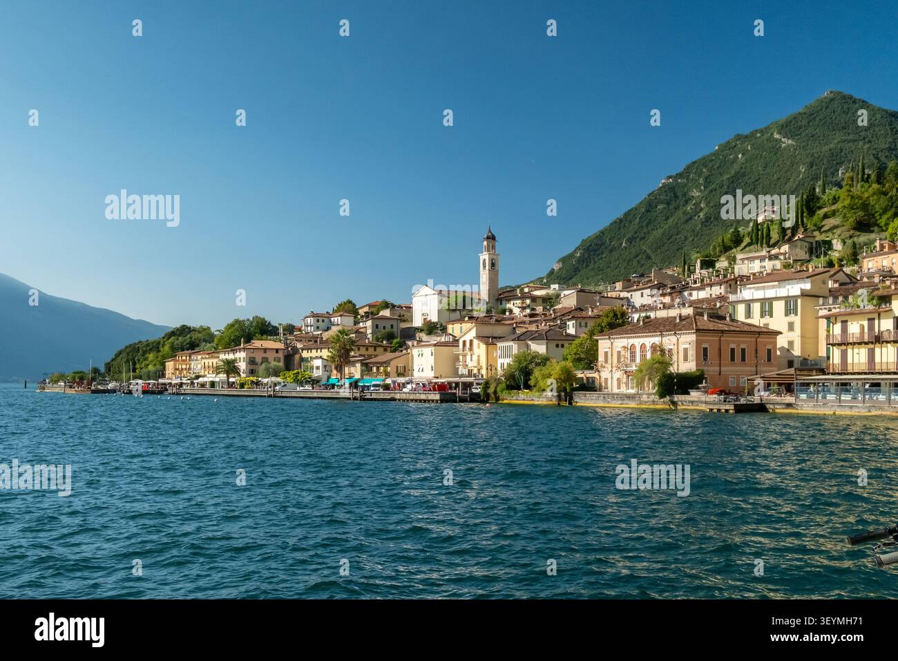 Vue sur le port de la vieille ville et le lac, Limone sul Garda, Italie Banque D'Images