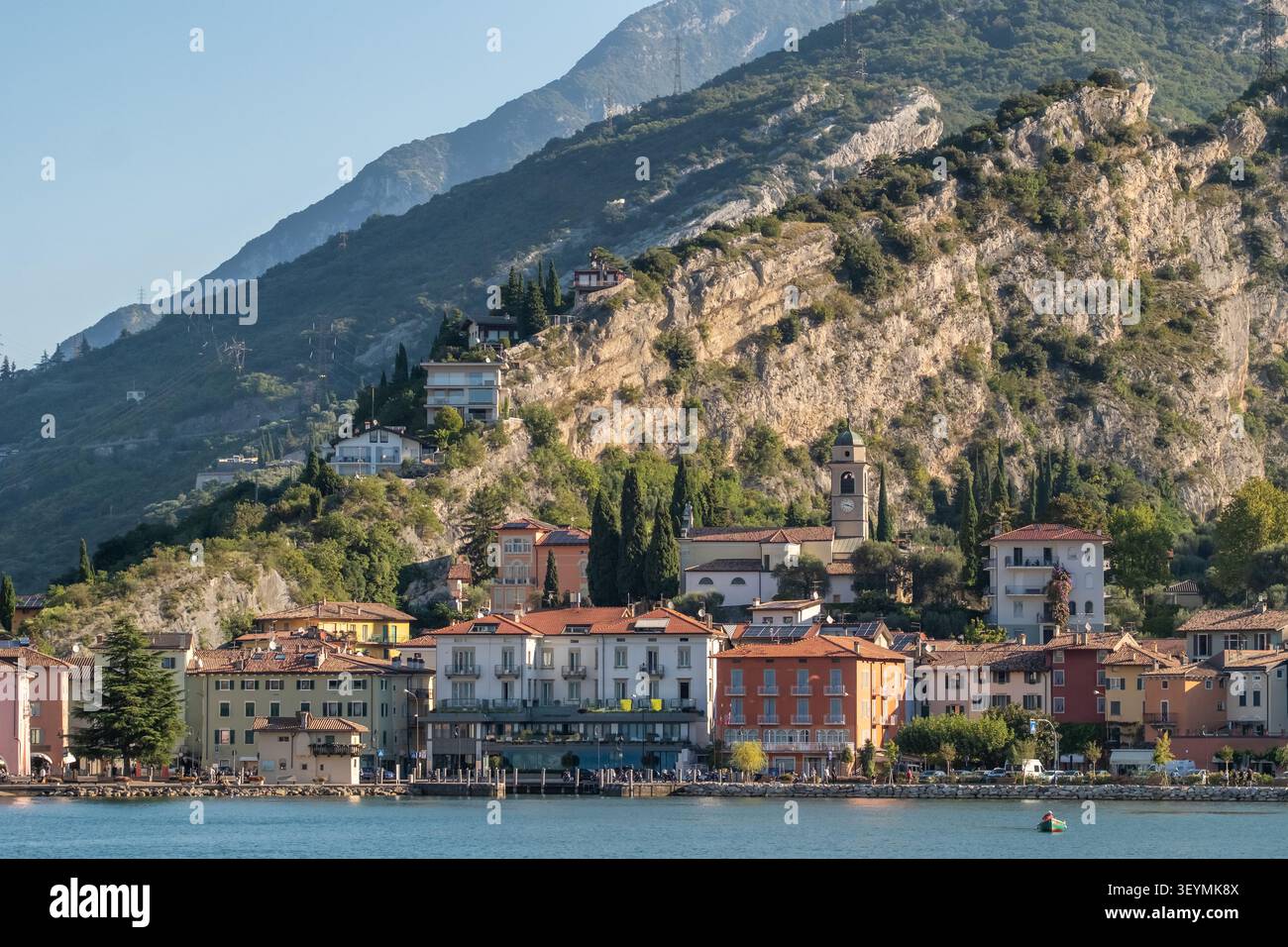 Torbole vue de la ville depuis l'eau, Nago Torbole, Italie Banque D'Images