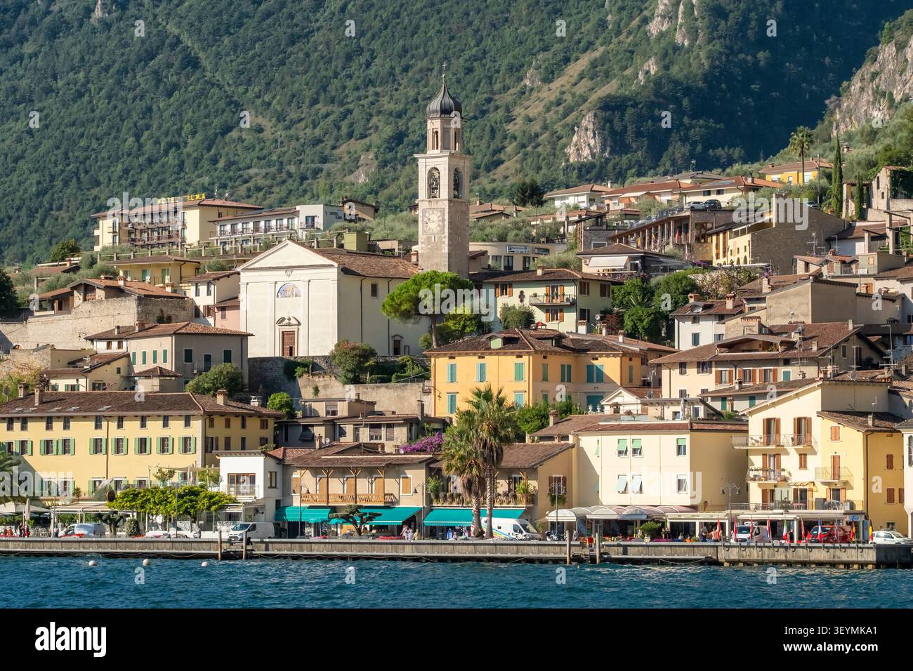 Vue sur le port de la vieille ville et le lac, Limone sul Garda, Italie Banque D'Images