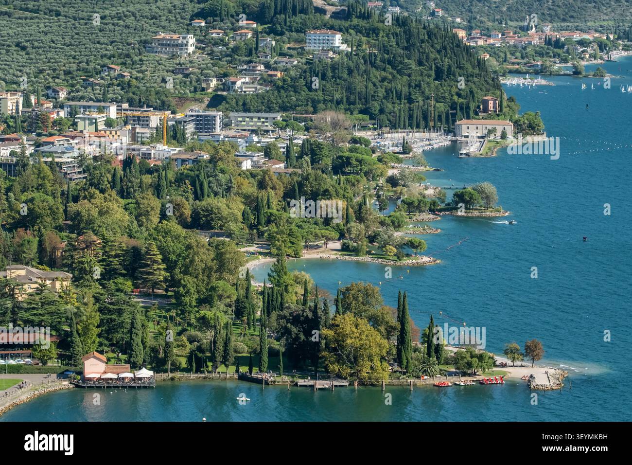Lake Garda Shoreline and Town View, Riva del Garda, Italie Banque D'Images