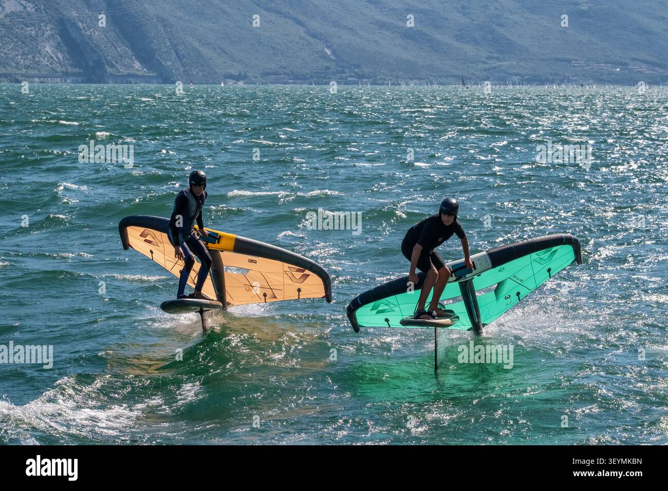 Voilure sur le lac de Garde, Alpes, Italie Banque D'Images