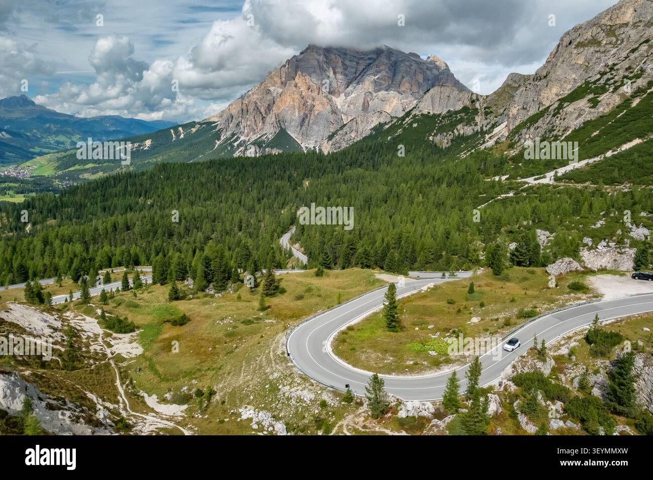 Vue panoramique de la route sinueuse à Passo Gardena dans les Dolomites italiennes Banque D'Images