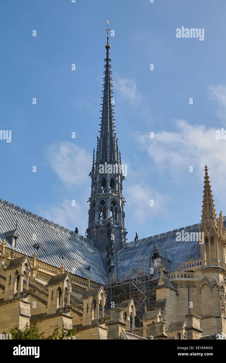 Vue détaillée de la flèche centrale de la cathédrale notre-Dame de Paris entourée d'échafaudages lors des travaux de reconstruction. Banque D'Images