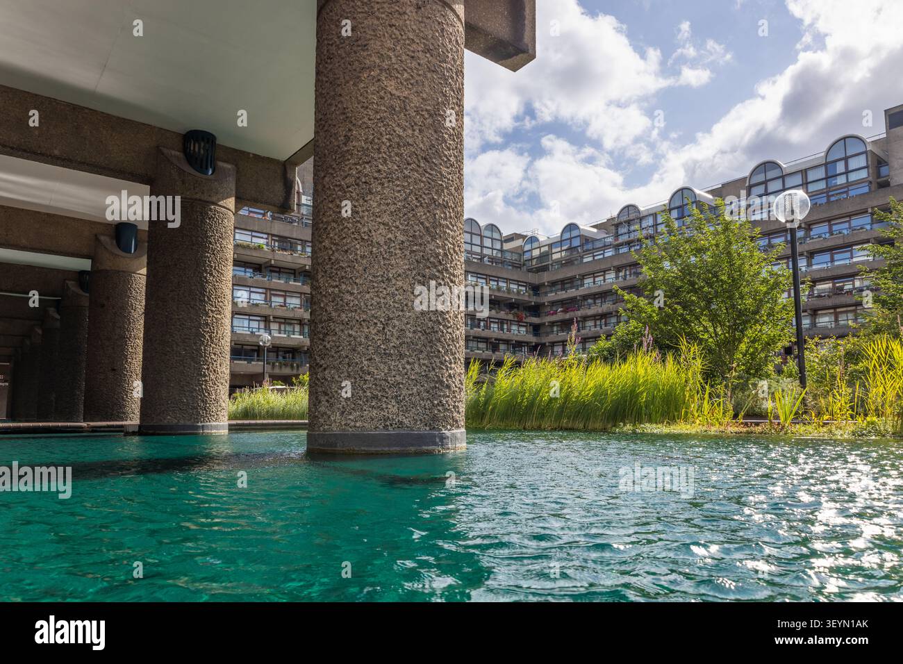 Piliers en béton et étang d'eau à Barbican Estate London Banque D'Images