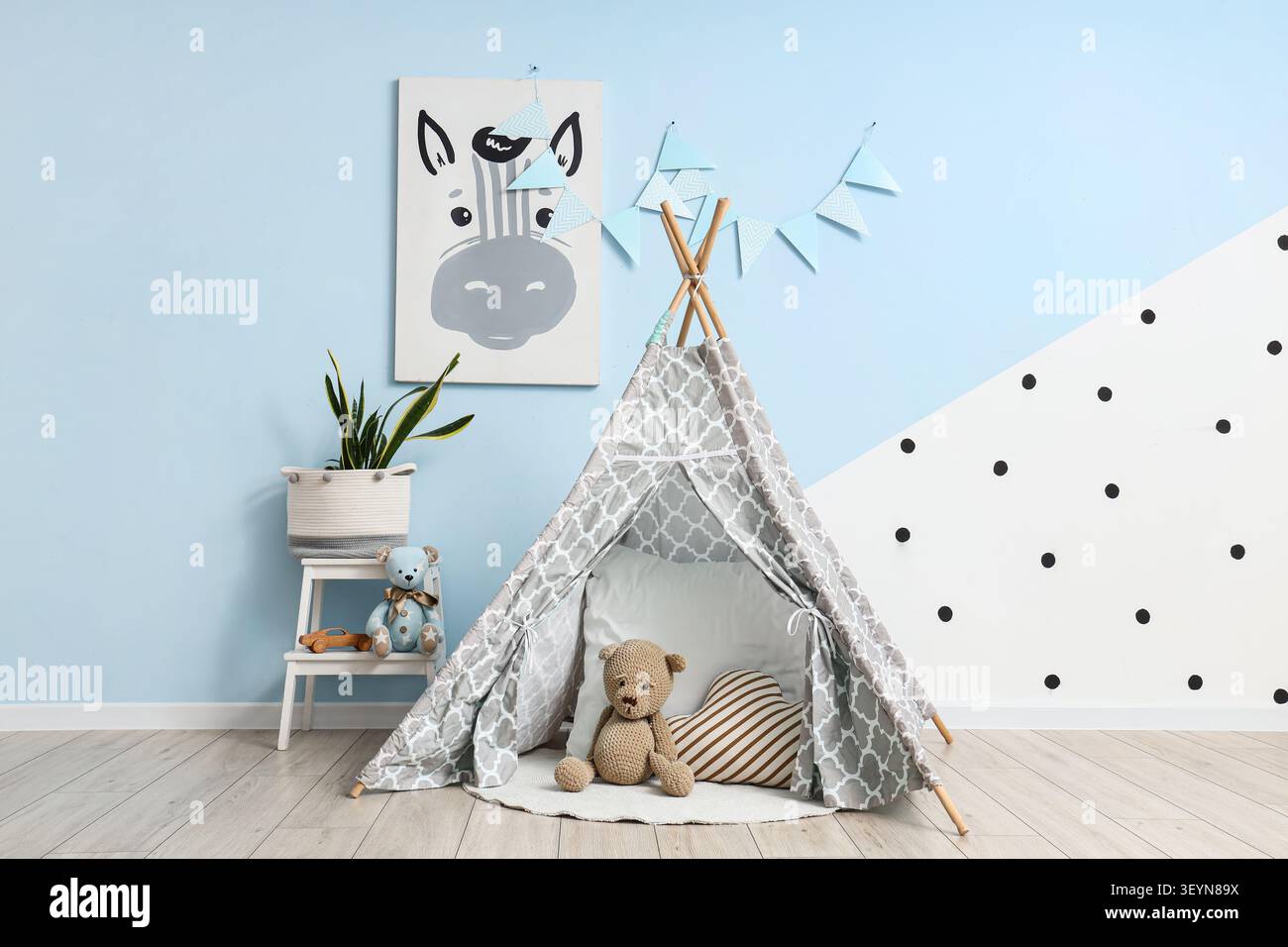Les enfants confortables jouent tente avec ours en peluche et jouets Banque D'Images