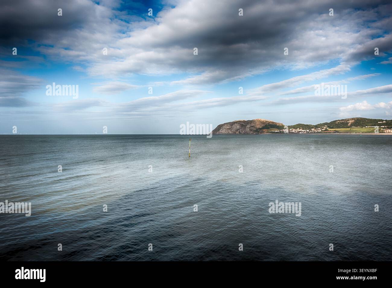 Little Orme, l'un des deux promontoires situés à chaque extrémité de la baie de Llandudno. HDR. Banque D'Images