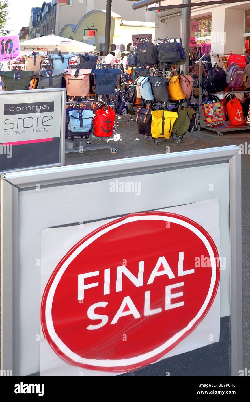 Vente finale Verkaufstand Angebot auf der Strasse von Taschen Rucksäcke u.a. - gesehen am 23.09.2025 à Kühlungsborn-Ostsee *** vente finale : stalle de rue offrant sacs, sacs à dos, et plus, vue le 23 septembre 2025 à Kühlungsborn sur la mer Baltique Banque D'Images