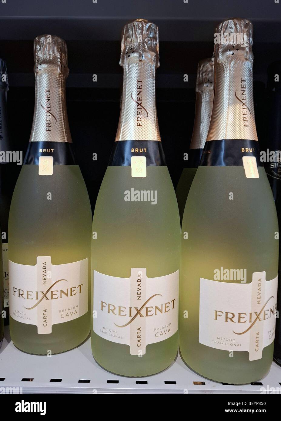 DENIA, ESPAGNE - 15 novembre 2025. Diverses bouteilles de vin mousseux sont soigneusement disposées sur les étagères des supermarchés en Espagne. Le Cava offre un rafraîchissement Banque D'Images