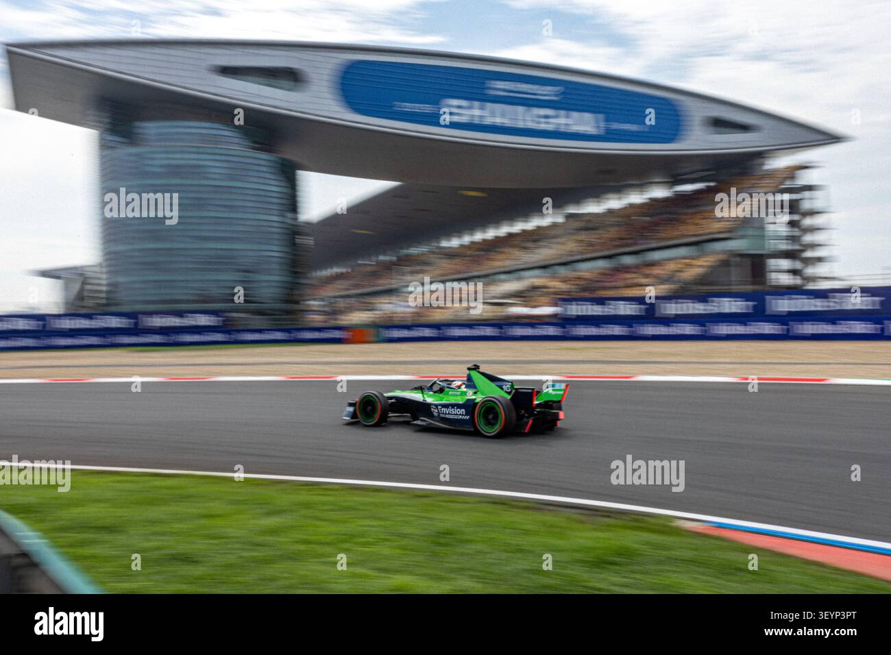 Shanghai, Chine. 4 juillet 2026. La Gen3 Evo d'Envision Racing passe la T3 lors du Shanghai E-Prix 2026, faisant partie du Championnat du monde de Formule E ABB FIA. Banque D'Images