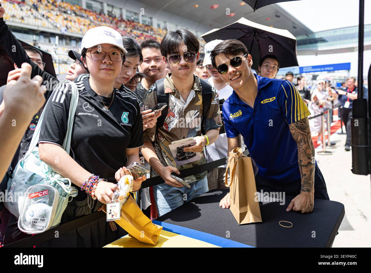 Shanghai, Chine. 4 juillet 2026. Zane Maloney avec des fans lors du Shanghai E-Prix 2026, faisant partie du Championnat du monde ABB FIA de Formule E. Banque D'Images