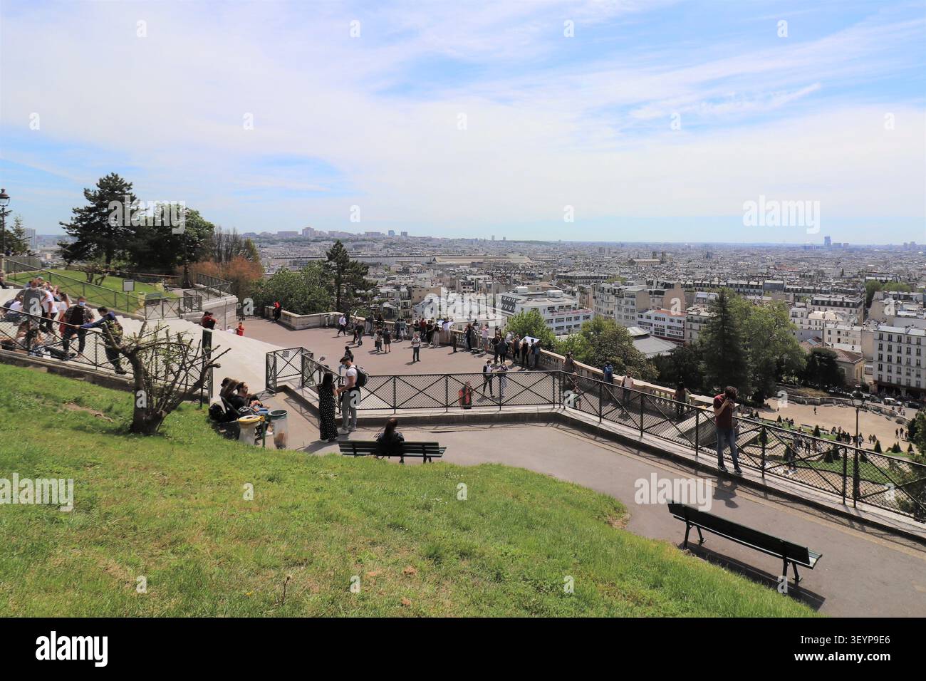 Vue d'ensemble de la ville de Paris depuis l'esplanade du Sacré-Cœur sur la colline de Montmartre, Paris, France. Banque D'Images