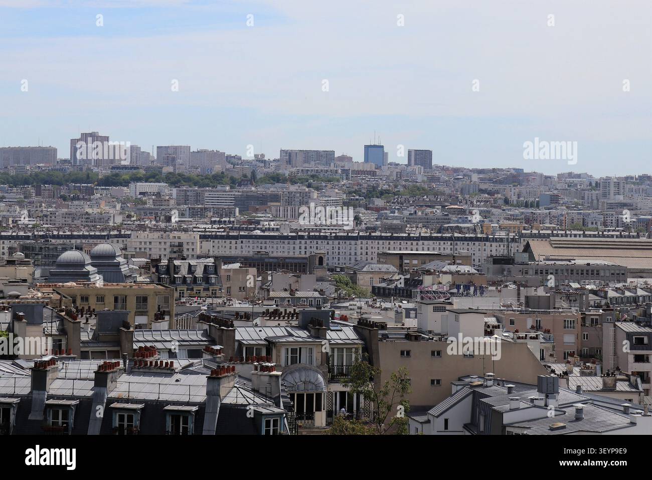 Vue d'ensemble de la ville de Paris depuis l'esplanade du Sacré-Cœur sur la colline de Montmartre, Paris, France. Banque D'Images